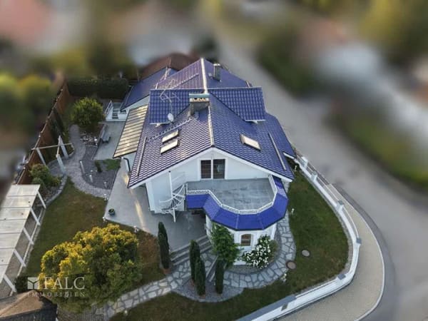 Immobilie in Bodenkirchen - Exklusiver Wohntraum: High-End-Ausstattung, private Dachterrasse & stilvoll angelegte Gartenoase - Bild 1