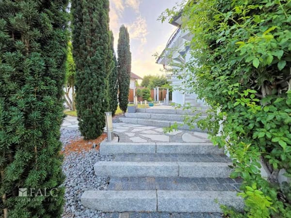Immobilie in Bodenkirchen - Exklusiver Wohntraum: High-End-Ausstattung, private Dachterrasse & stilvoll angelegte Gartenoase - Bild 4