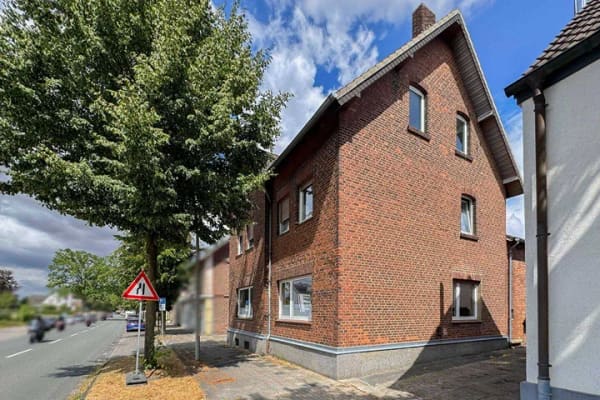 Immobilie in Wadersloh - Sanierungsprojekt mit Substanz: Zweifamilienhaus mit Ausbaureserve und großem Potenzial in Wadersloh - Bild 1