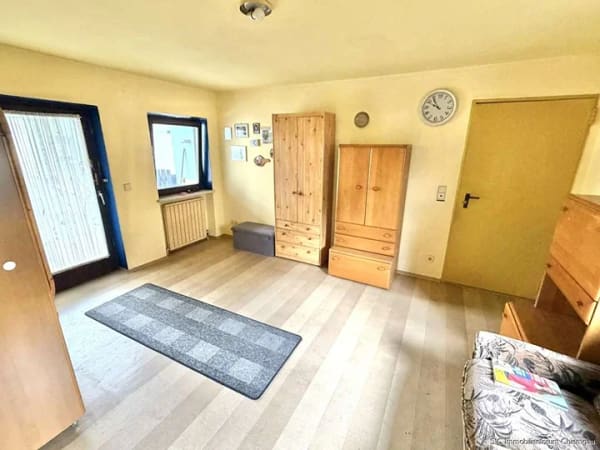 Immobilie in Altenmarkt an der Alz - Gelegenheit in Altenmarkt! Renovierungsbedürftiges Einfamilienhaus in ausgesprochen ruhiger Wohnlage - Bild 4