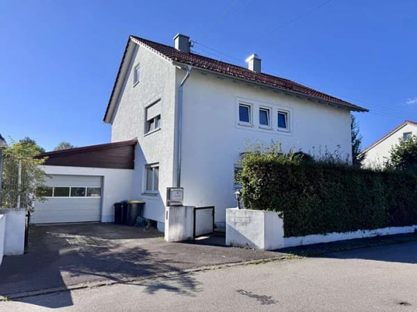 Immobilie in Illertissen - Dach 2019 neu gedeckt und gedämmt: Einfamilienhaus in Illertissen zum Modernisieren, mit Garten - Bild 0