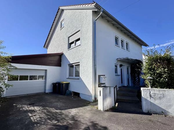 Immobilie in Illertissen - Dach 2019 neu gedeckt und gedämmt: Einfamilienhaus in Illertissen zum Modernisieren, mit Garten - Bild 1