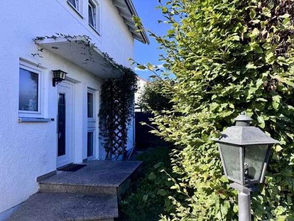 Immobilie in Illertissen - Dach 2019 neu gedeckt und gedämmt: Einfamilienhaus in Illertissen zum Modernisieren, mit Garten - Bild 2