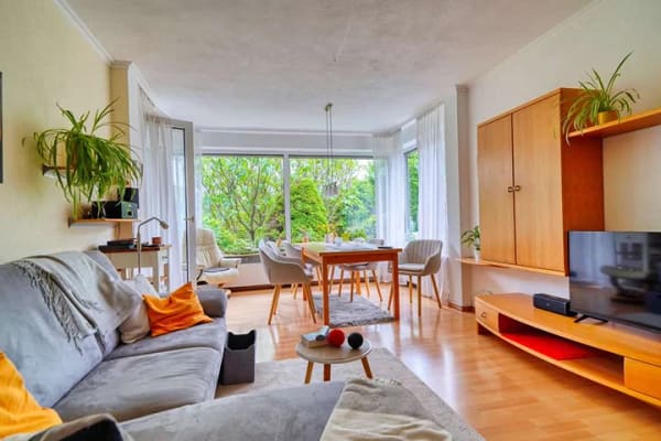 Immobilie in Schwalbach - Vielseitiges Dreifamilienhaus als Kapitalanlage oder Mehrgenerationenhaus in zentraler Lage - Bild 2
