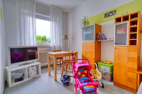 Immobilie in Schwalbach - Vielseitiges Dreifamilienhaus als Kapitalanlage oder Mehrgenerationenhaus in zentraler Lage - Bild 3