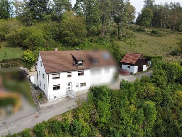 Immobilie in Sigmaringen - Wohnen mit Wohlfühlfaktor in Oberschmeien – Kachelofen und Felsidylle im Garten

 - Bild 0