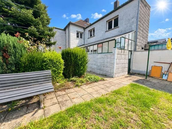 Immobilie in Baesweiler - Bezugsfreies Einfamilienhaus mit zwei Garagen Nähe Stadtzentrum - Bild 1