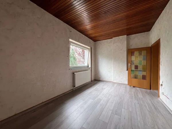 Immobilie in Baesweiler - Bezugsfreies Einfamilienhaus mit zwei Garagen Nähe Stadtzentrum - Bild 2