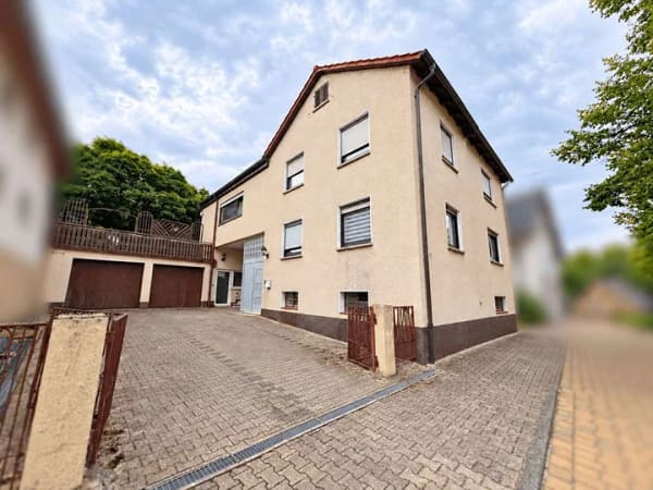 Immobilie in Neulingen - Großzügiges Zweifamilienhaus mit zwei Wohnungen, Garagen und großem Grundstück - Bild 1