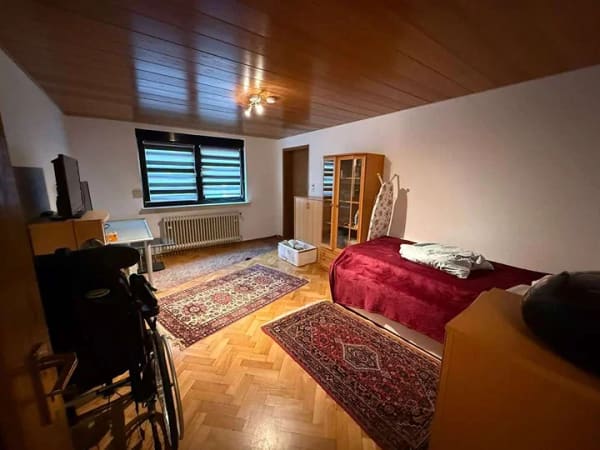 Immobilie in Neulingen - Großzügiges Zweifamilienhaus mit zwei Wohnungen, Garagen und großem Grundstück - Bild 3
