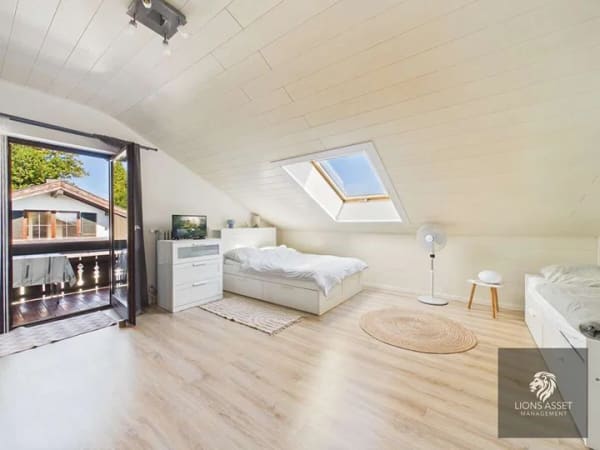 Immobilie in Bad Endorf - Über den Dächern von Bad Endorf: Bezugsfreie DG-Wohnung mit Balkon, Panoramablick, EBK & TG - Bild 0