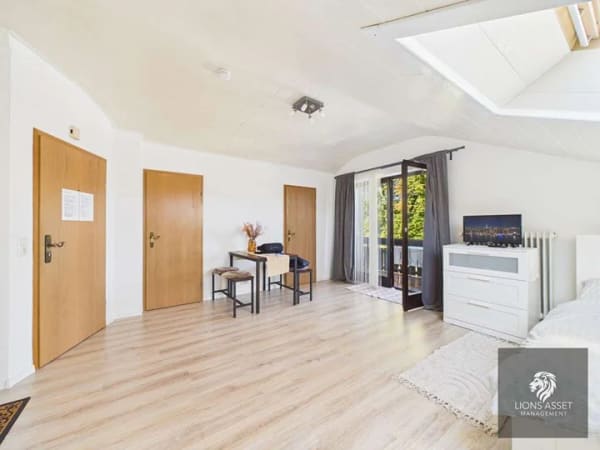 Immobilie in Bad Endorf - Über den Dächern von Bad Endorf: Bezugsfreie DG-Wohnung mit Balkon, Panoramablick, EBK & TG - Bild 1