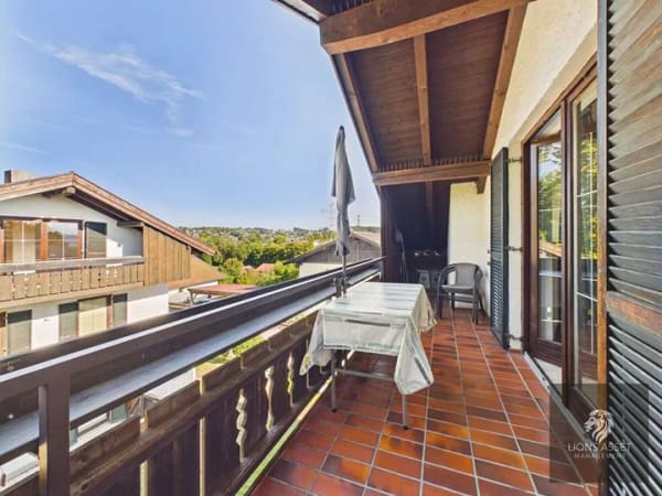 Immobilie in Bad Endorf - Über den Dächern von Bad Endorf: Bezugsfreie DG-Wohnung mit Balkon, Panoramablick, EBK & TG - Bild 3