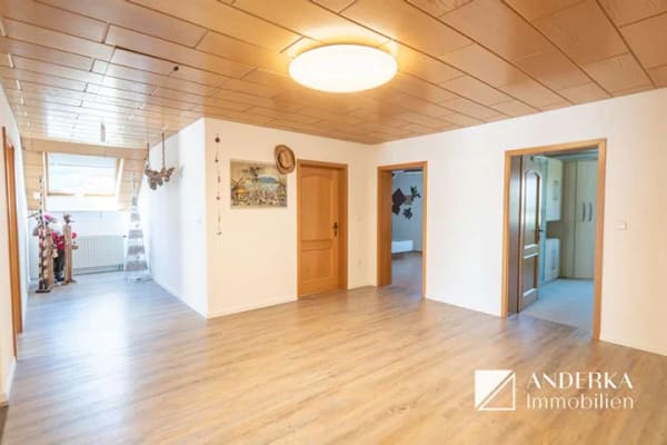 Immobilie in Bibertal - Großzügige 4-Zimmer-Dachgeschosswohnung mit ca. 117 m², Balkon & eigener PV-Anlage - Bild 1