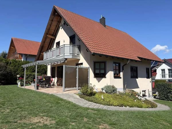 Immobilie in Ergoldsbach - Ankommen & Wohlfühlen - Einfamilienhaus in Ergoldsbach mit günstigem Erbbauzins! - Bild 0