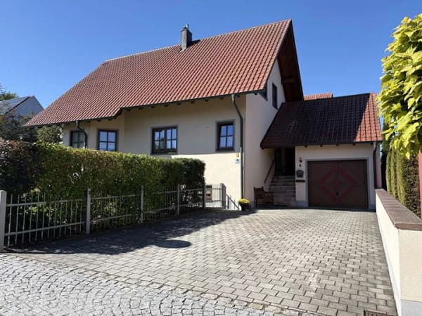 Immobilie in Ergoldsbach - Ankommen & Wohlfühlen - Einfamilienhaus in Ergoldsbach mit günstigem Erbbauzins! - Bild 1