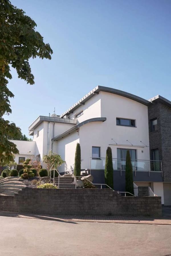 Immobilie in Bechtheim - Großes freistehendes Einfamilienhaus mit beeindruckendem Garten und Pool - Bild 1