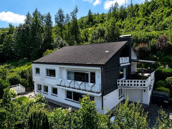 Immobilie in Lennestadt - / Seltene Gelegenheit - Großzügiges Einfamilienhaus mit ELW in Altenhundem! - Bild 1
