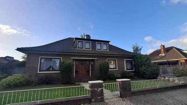 Immobilie in Hage - Großzügiges Wohnhaus mit 10 Zimmern, Garten und vielfältigen Nutzungsperspektiven in bevorzugter Lage von Hage - Bild 2