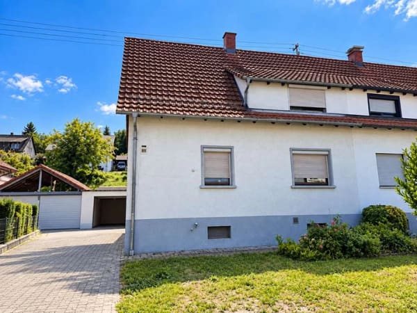 Immobilie in Hohberg - Doppelhaushälfte mit viel Platz in Niederschopfheim – Ihr Projekt mit Potenzial! - Bild 1