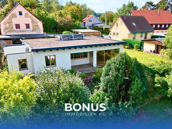 Immobilie in Struppen - Neuwertiger, barrierearmer Bungalow mit Talblick bis zur Bastei – 945 m² Grundstück bei Pirna - Bild 0