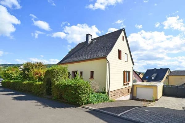 Immobilie in Schweich - Schweich: freistehendes Einfamilienhaus, Garage und großer Garten in familienfreundlichem Umfeld - Bild 1