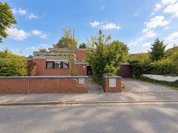 Immobilie in Abenberg - Einfamilienhaus mit außergewöhnlicher Architektur und großem Entwicklungspotenzial in Abenberg - Bild 1
