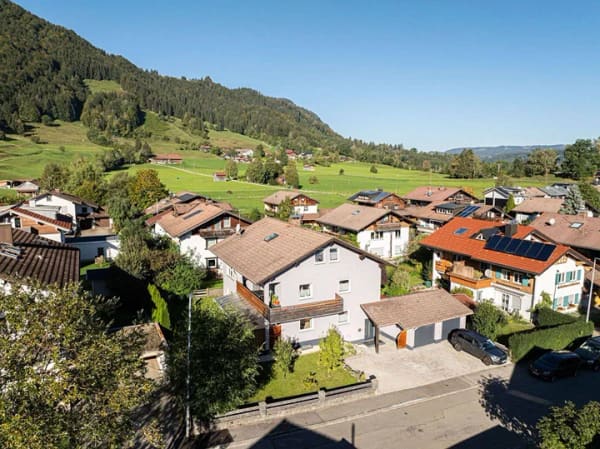 Immobilie in Blaichach - Vielseitig nutzbares  Mehrfamilienhaus   mit großzügigem Garten und 2 Einzelgaragen im Allgäu - Ettensberg-Blaichach - Bild 0
