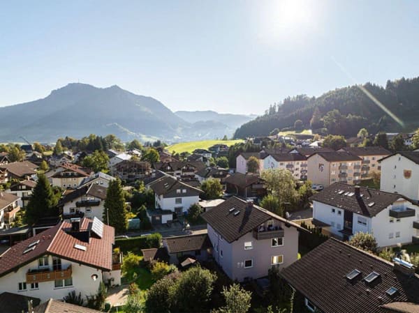 Immobilie in Blaichach - Vielseitig nutzbares  Mehrfamilienhaus   mit großzügigem Garten und 2 Einzelgaragen im Allgäu - Ettensberg-Blaichach - Bild 1