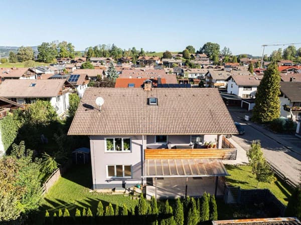 Immobilie in Blaichach - Vielseitig nutzbares  Mehrfamilienhaus   mit großzügigem Garten und 2 Einzelgaragen im Allgäu - Ettensberg-Blaichach - Bild 2