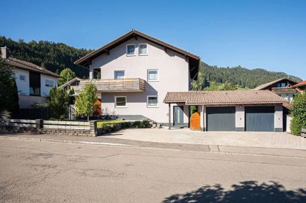 Immobilie in Blaichach - Vielseitig nutzbares  Mehrfamilienhaus   mit großzügigem Garten und 2 Einzelgaragen im Allgäu - Ettensberg-Blaichach - Bild 3