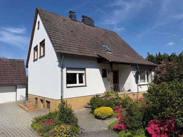 Immobilie in Hasbergen - Großzügiges Wohnhaus mit separater Wohneinheit, zwei Garagen und großem Grundstück in ruhiger Sackgassenlage - Bild 2