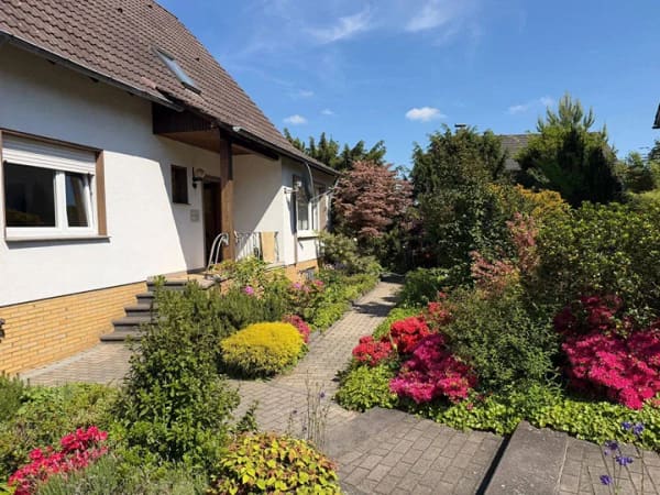 Immobilie in Hasbergen - Großzügiges Wohnhaus mit separater Wohneinheit, zwei Garagen und großem Grundstück in ruhiger Sackgassenlage - Bild 3