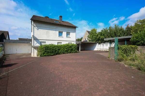 Immobilie in Langenfeld (Rheinland) - Mehrfamilienhaus mit 5 Wohneinheiten + Garagen + Werkstätten - Bild 0