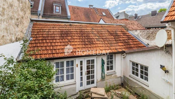 Immobilie in Flörsheim - Charmevolles Fachwerkhaus, Modernisiertes Bad, Idyllischer Innenhof und Ausbaureserve - Bild 1