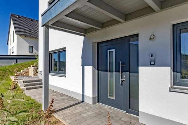 Immobilie in Heilsbronn - Einzugsbereit: Modernes, freistehendes Einfamilienhaus auf 3 Ebenen mit Südterrasse in Heilsbronn - Bild 1