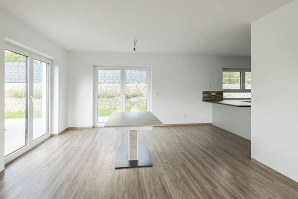 Immobilie in Heilsbronn - Einzugsbereit: Modernes, freistehendes Einfamilienhaus auf 3 Ebenen mit Südterrasse in Heilsbronn - Bild 2