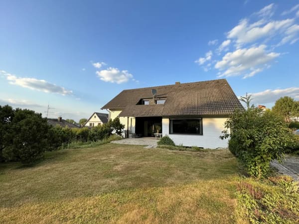 Immobilie in Schlangenbad - Attraktives freistehendes Einfamilienhaus mit großem Garten und Weitblick in schöner Ortsrandlage - Bild 1