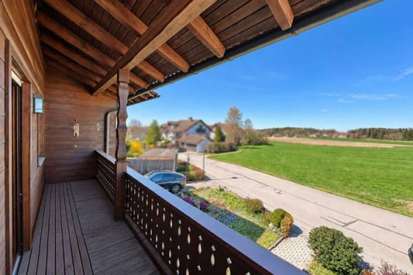 Immobilie in Wasserburg am Inn - Sofort bezugsfrei: Charmantes Reihenmittelhaus mit PV-Anlage, Kamin & traumhaftem Blick ins Grüne - Bild 1