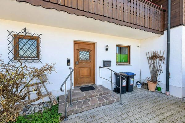 Immobilie in Wasserburg am Inn - Sofort bezugsfrei: Charmantes Reihenmittelhaus mit PV-Anlage, Kamin & traumhaftem Blick ins Grüne - Bild 3