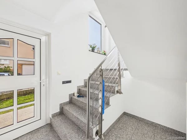 Immobilie in Schlangenbad - Großzügiges Ein- bis Zweifamilienhaus mit Gewerbefläche und zwei Garagen zu verkaufen - Bild 2