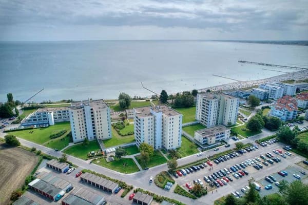 Immobilie in Großenbrode - Logenplatz über der Ostsee:Meerblick aus der 7. Etage, Südbalkon, Garage & Potenzial - Bild 1