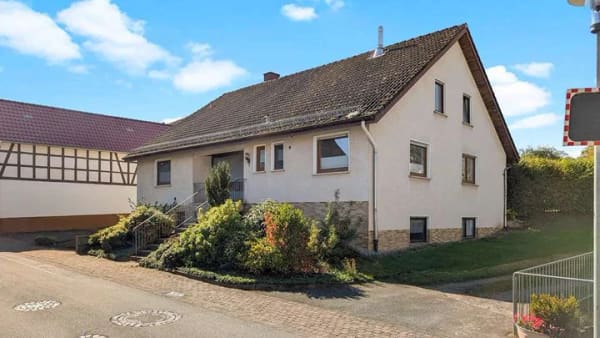 Immobilie in Battenberg - Gepflegtes Einfamilienhaus // Wohnkomfort, Landleben und Lebensqualität - Bild 0