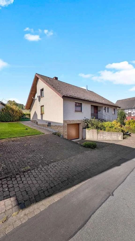 Immobilie in Battenberg - Gepflegtes Einfamilienhaus // Wohnkomfort, Landleben und Lebensqualität - Bild 1