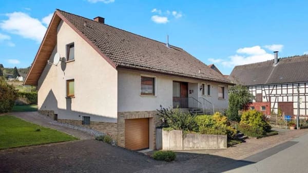 Immobilie in Battenberg - Gepflegtes Einfamilienhaus // Wohnkomfort, Landleben und Lebensqualität - Bild 2