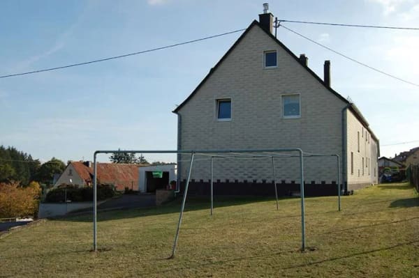 Immobilie in Auderath - "IN DER HERRLICHEN EIFEL - WOHNHAUS MIT ZWEI WOHNEINHEITEN - UND VIELSEITIGEN NUTZUNGSMÖGLICHKEITEN" - Bild 1