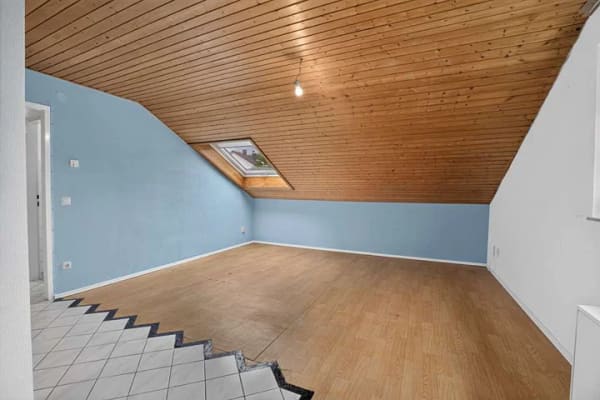Immobilie in Keltern - Charmante 3-Zimmer-Dachgeschosswohnung mit Stellplatz in Keltern-Dietlingen - Bild 2
