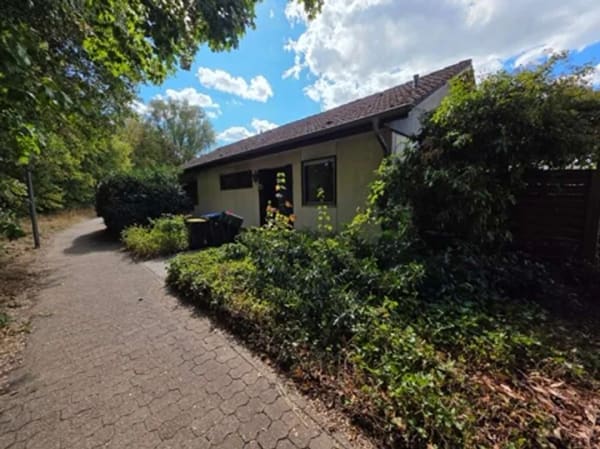 Immobilie in Saarlouis - *** Freistehender Winkelbungalow *** - Bild 1