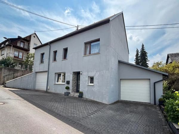Immobilie in Brauneberg - Gepflegtes Einfamilienhaus mit Terrasse und zwei Garagen - Bild 0