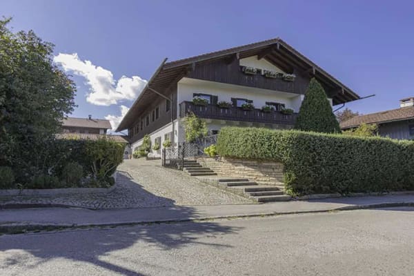 Immobilie in Reichersbeuern - 4-Zimmer-Wohnung mit Garten und zwei Bädern - bezugsfrei - Bild 0